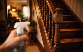 escalier-bois-main-bouteille-spray